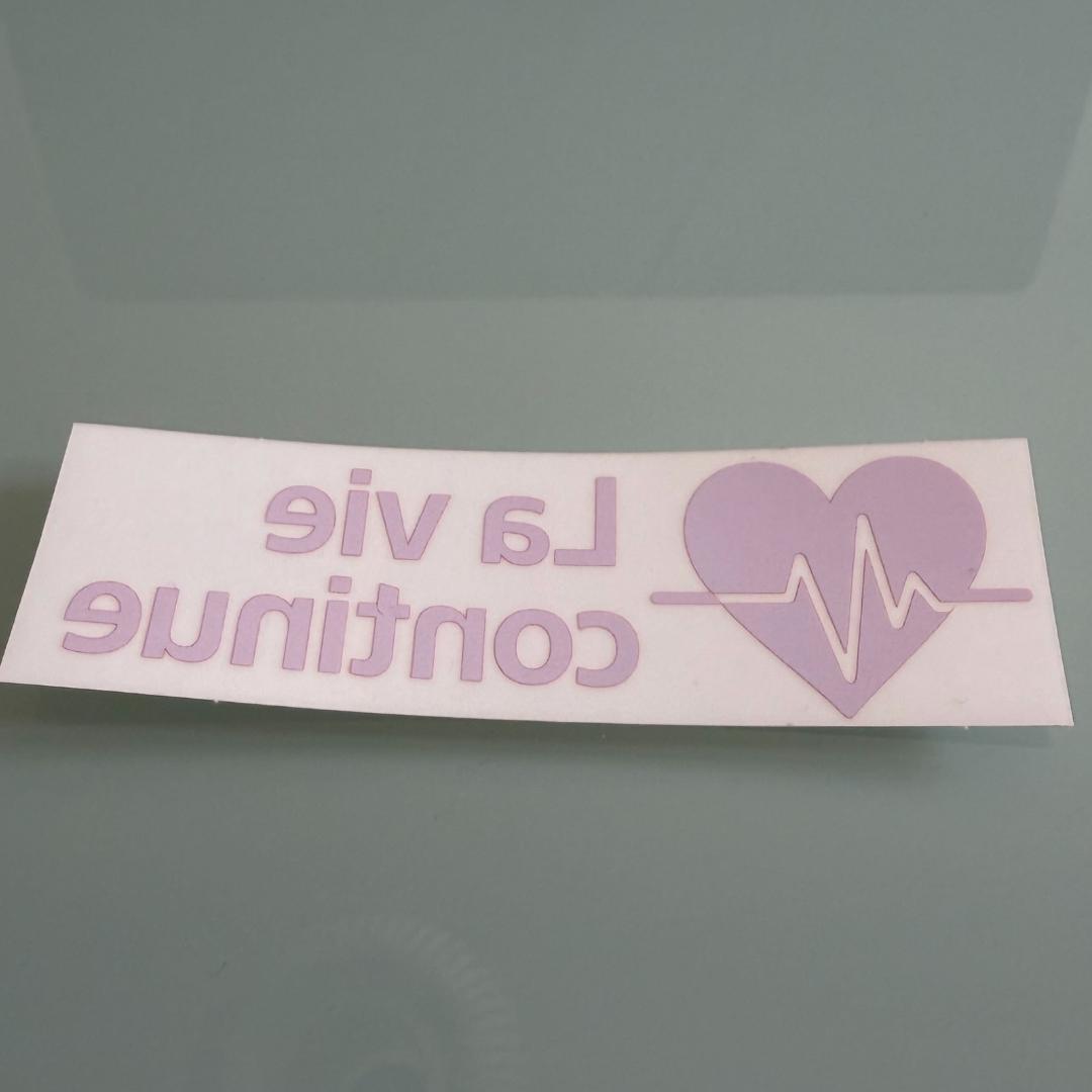 ❤️ Sticker vitrophanie « La vie continue » – 10 × 3 cm (Précommande)