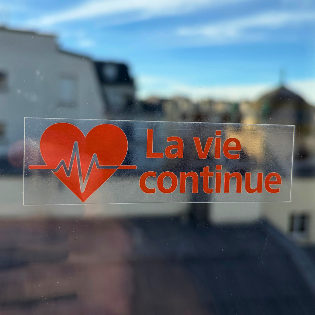 ❤️ Sticker vitrophanie « La vie continue » – 10 × 3 cm (Précommande)